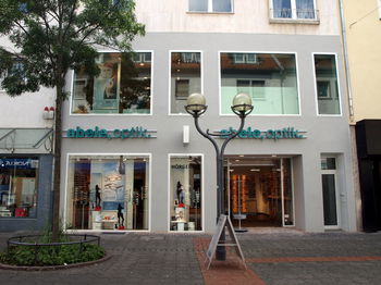 Das Bild zeigt den Eingang unserer Filiale in Hanau.